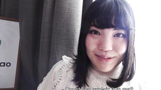 Ryo Izumi mostra il suo corpo formoso in costume e succhia avidamente