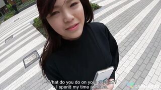 Manami Takashima si dona piacere con ardore e si abbandona al deep throating
